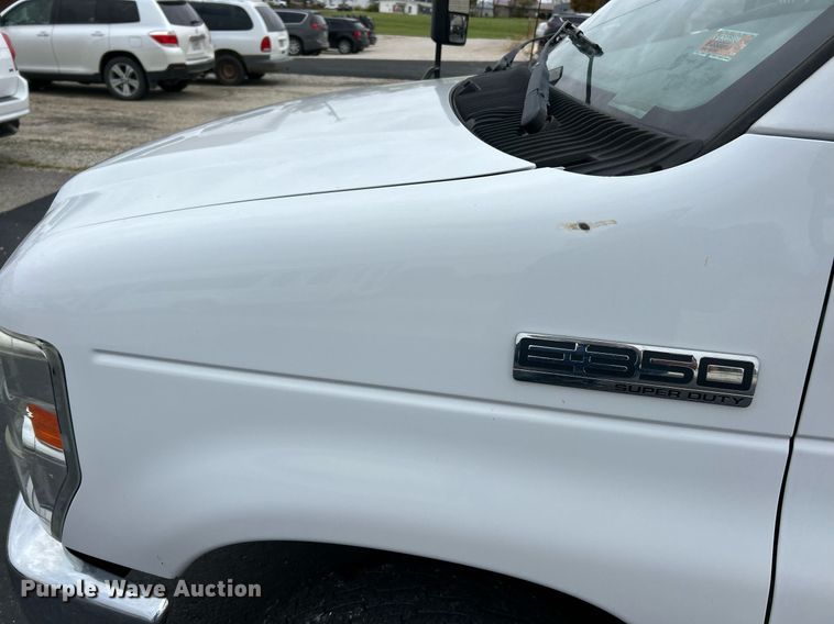 image for item EK3677 2008 Ford E350 Super Duty shuttle bus