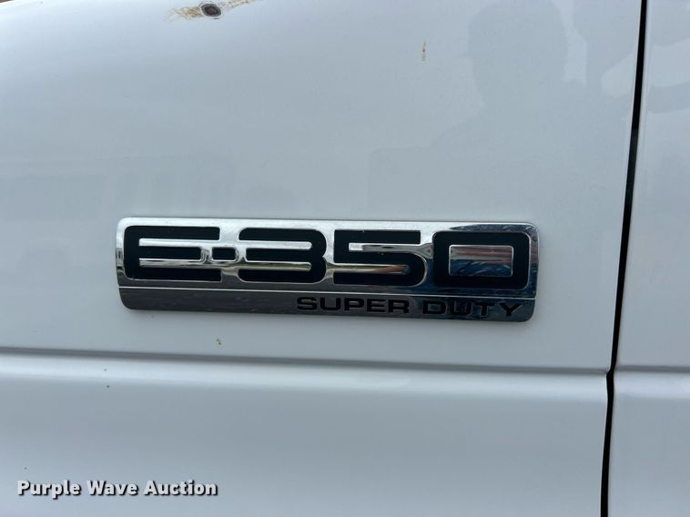 image for item EK3677 2008 Ford E350 Super Duty shuttle bus