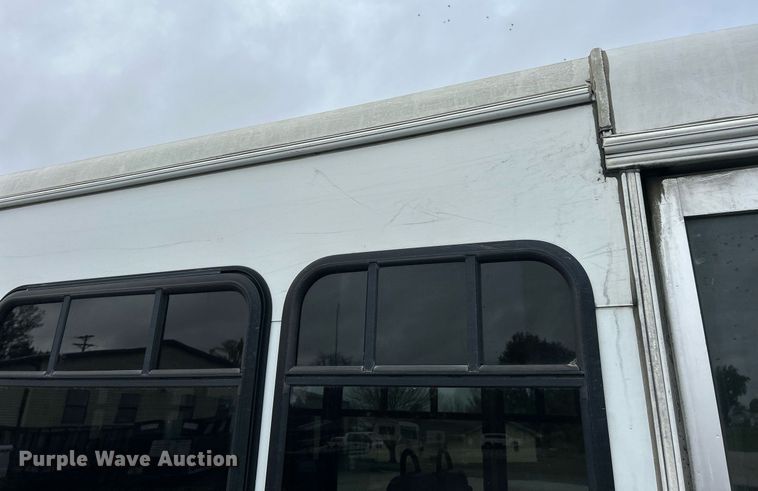 image for item EK3677 2008 Ford E350 Super Duty shuttle bus