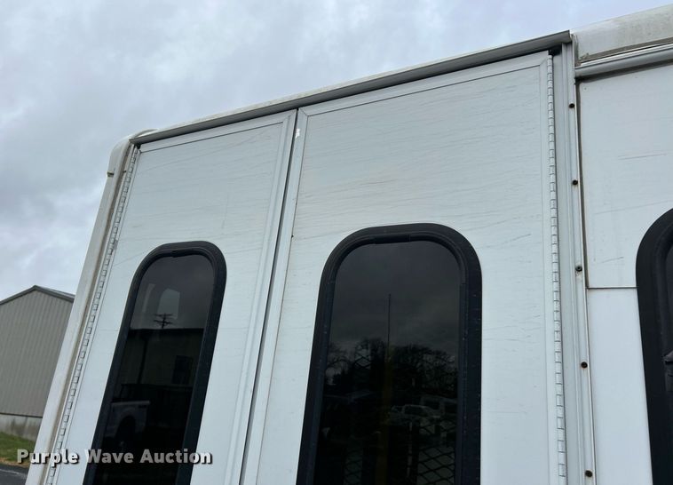 image for item EK3677 2008 Ford E350 Super Duty shuttle bus