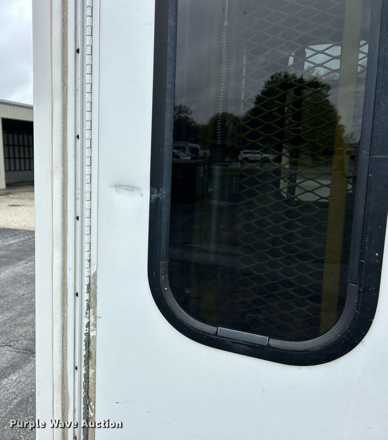 image for item EK3677 2008 Ford E350 Super Duty shuttle bus