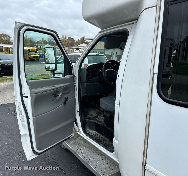 image for item EK3677 2008 Ford E350 Super Duty shuttle bus
