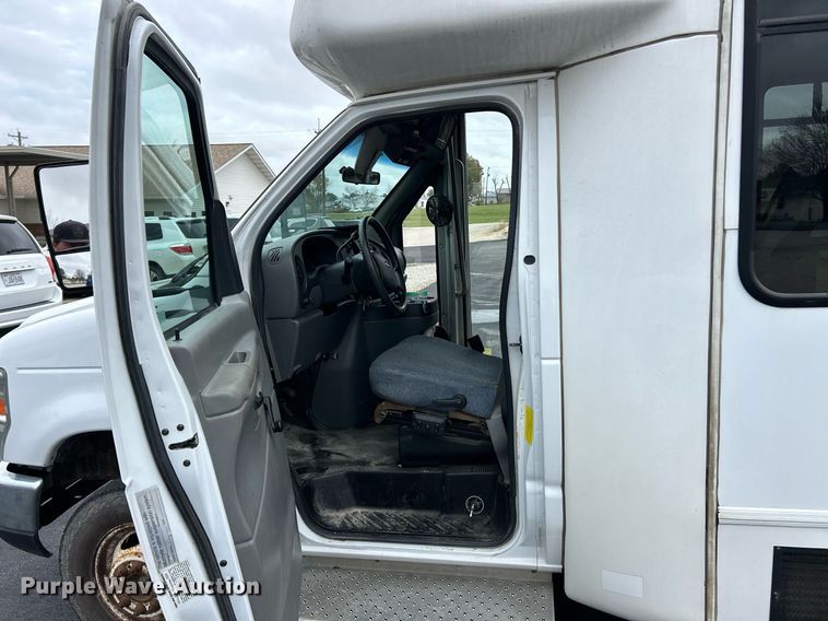 image for item EK3677 2008 Ford E350 Super Duty shuttle bus