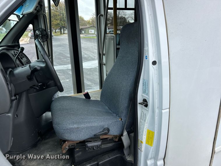 image for item EK3677 2008 Ford E350 Super Duty shuttle bus