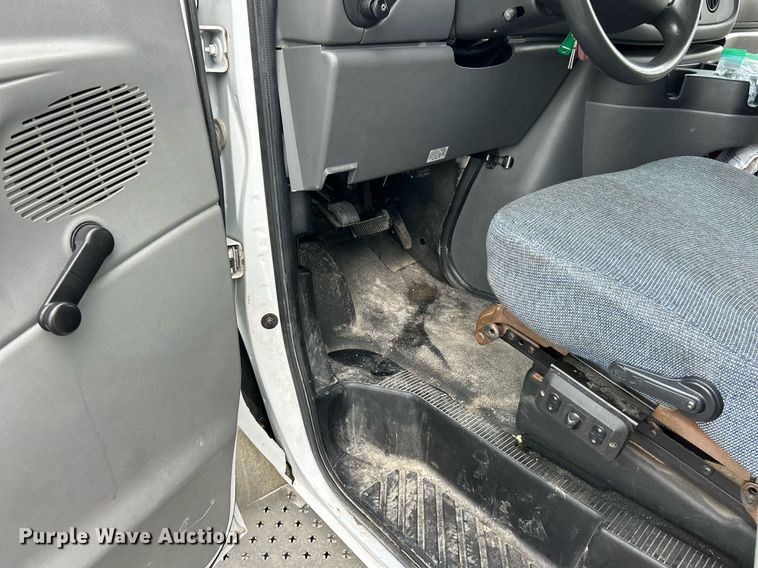 image for item EK3677 2008 Ford E350 Super Duty shuttle bus