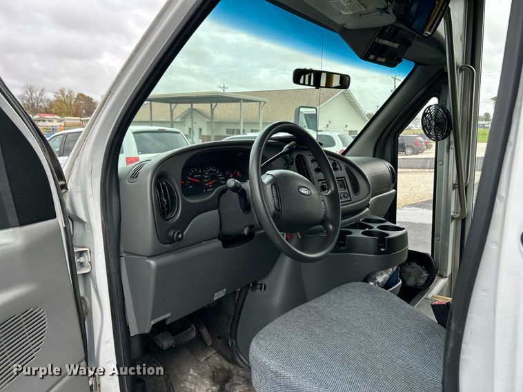 image for item EK3677 2008 Ford E350 Super Duty shuttle bus