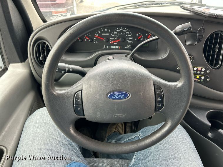 image for item EK3677 2008 Ford E350 Super Duty shuttle bus