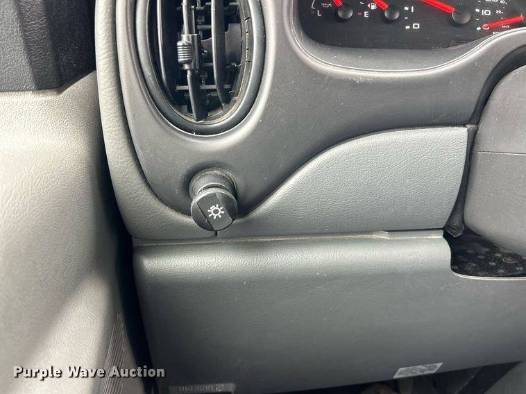 image for item EK3677 2008 Ford E350 Super Duty shuttle bus