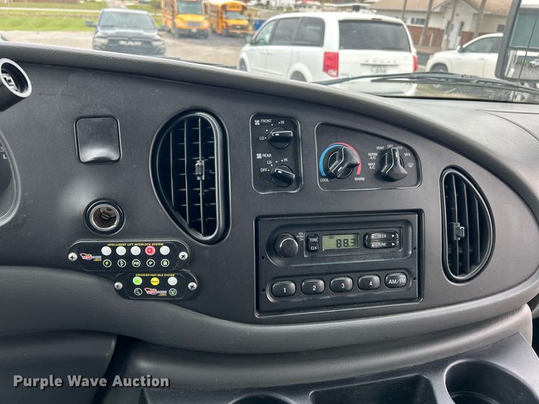 image for item EK3677 2008 Ford E350 Super Duty shuttle bus