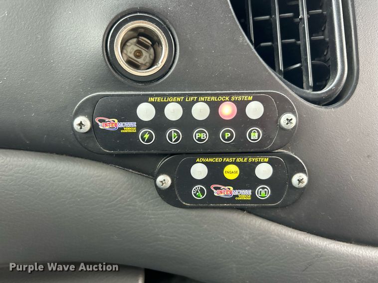 image for item EK3677 2008 Ford E350 Super Duty shuttle bus