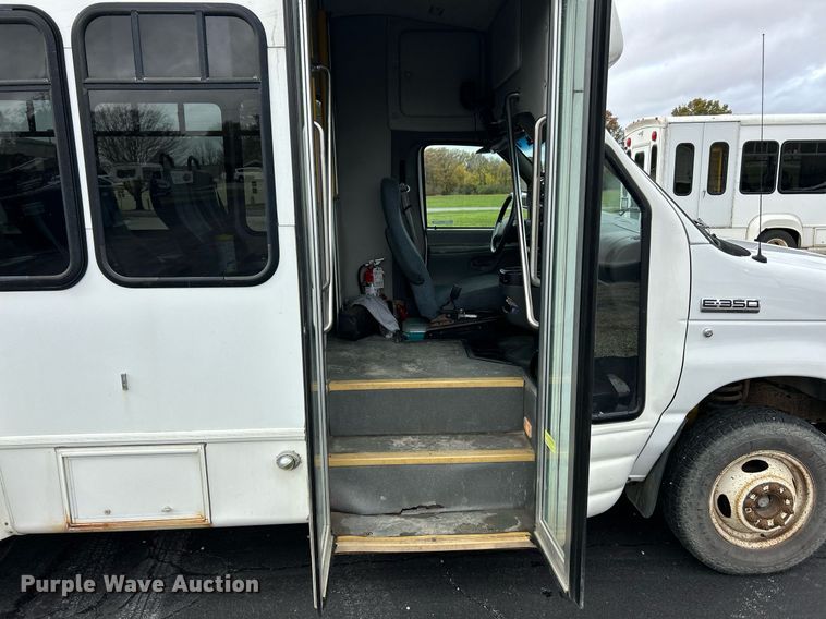 image for item EK3677 2008 Ford E350 Super Duty shuttle bus