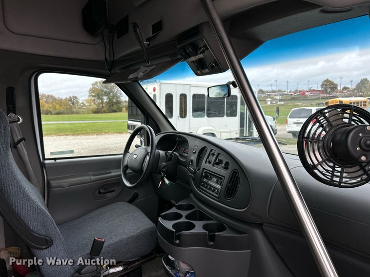 image for item EK3677 2008 Ford E350 Super Duty shuttle bus