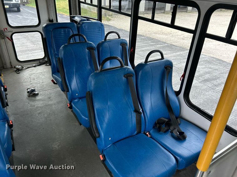 image for item EK3677 2008 Ford E350 Super Duty shuttle bus