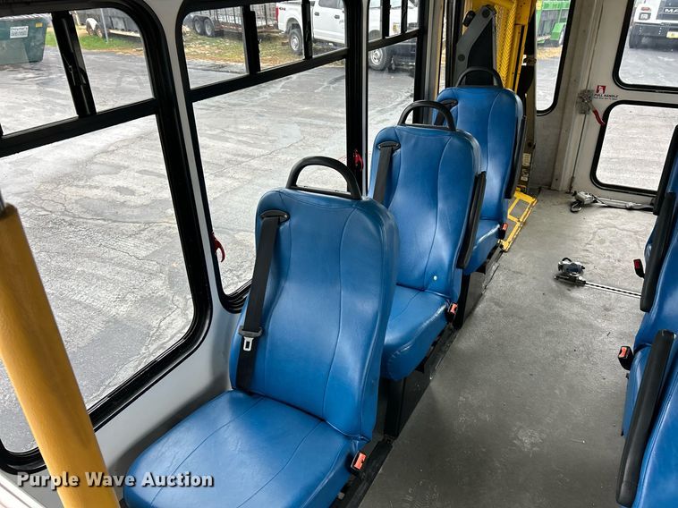 image for item EK3677 2008 Ford E350 Super Duty shuttle bus