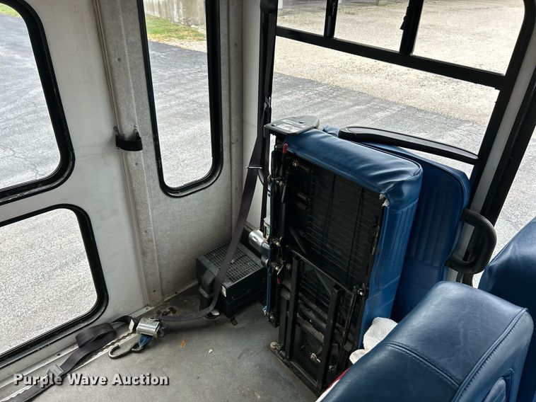 image for item EK3677 2008 Ford E350 Super Duty shuttle bus