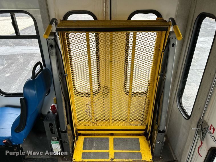 image for item EK3677 2008 Ford E350 Super Duty shuttle bus