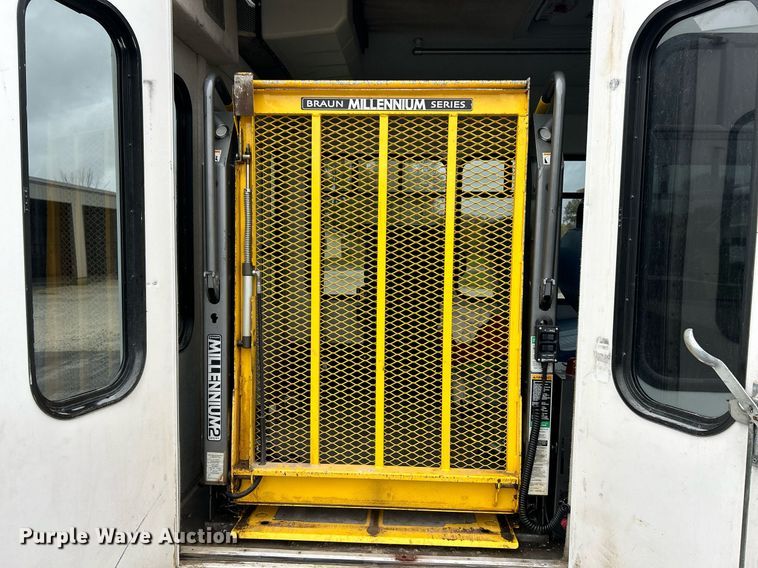 image for item EK3677 2008 Ford E350 Super Duty shuttle bus