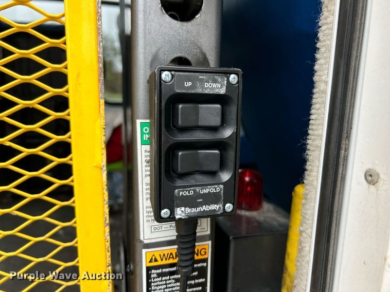 image for item EK3677 2008 Ford E350 Super Duty shuttle bus