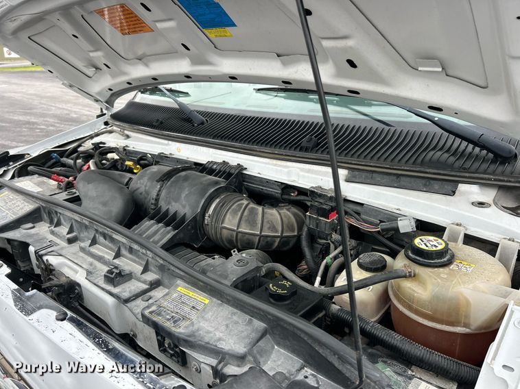 image for item EK3677 2008 Ford E350 Super Duty shuttle bus