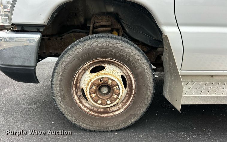 image for item EK3677 2008 Ford E350 Super Duty shuttle bus