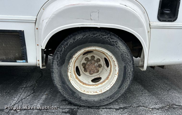 image for item EK3677 2008 Ford E350 Super Duty shuttle bus