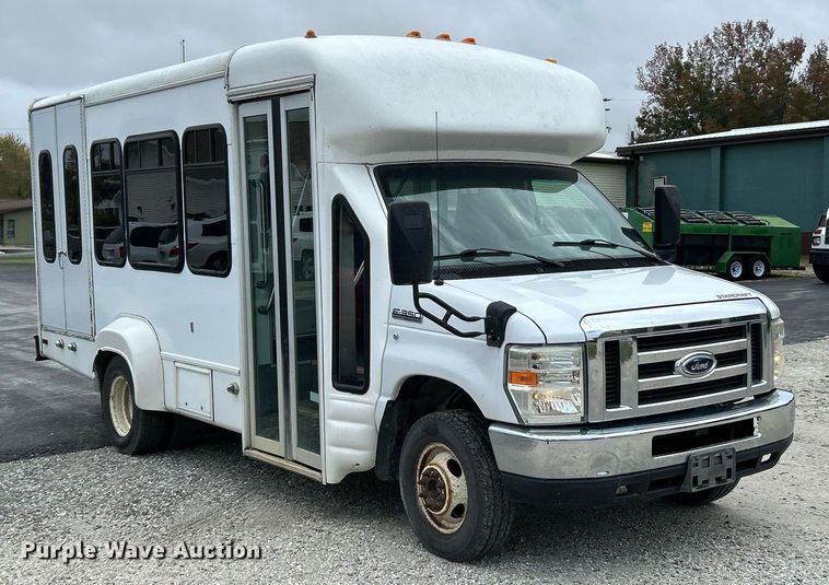 image for item EK3678 2008 Ford E350 Super Duty shuttle bus