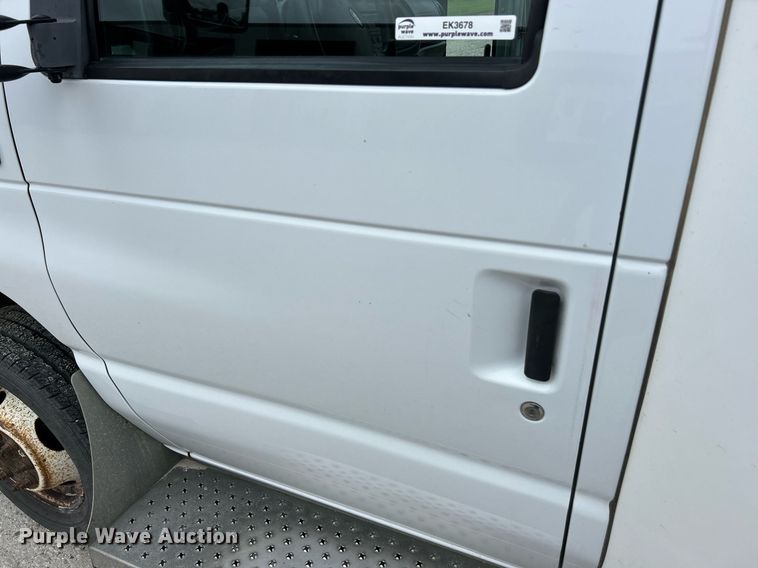 image for item EK3678 2008 Ford E350 Super Duty shuttle bus