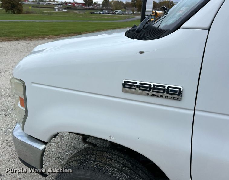 image for item EK3678 2008 Ford E350 Super Duty shuttle bus