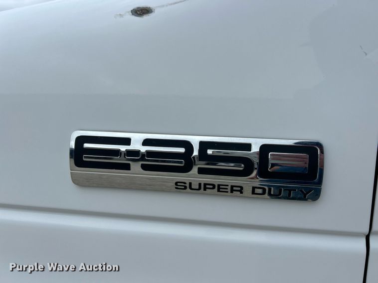 image for item EK3678 2008 Ford E350 Super Duty shuttle bus