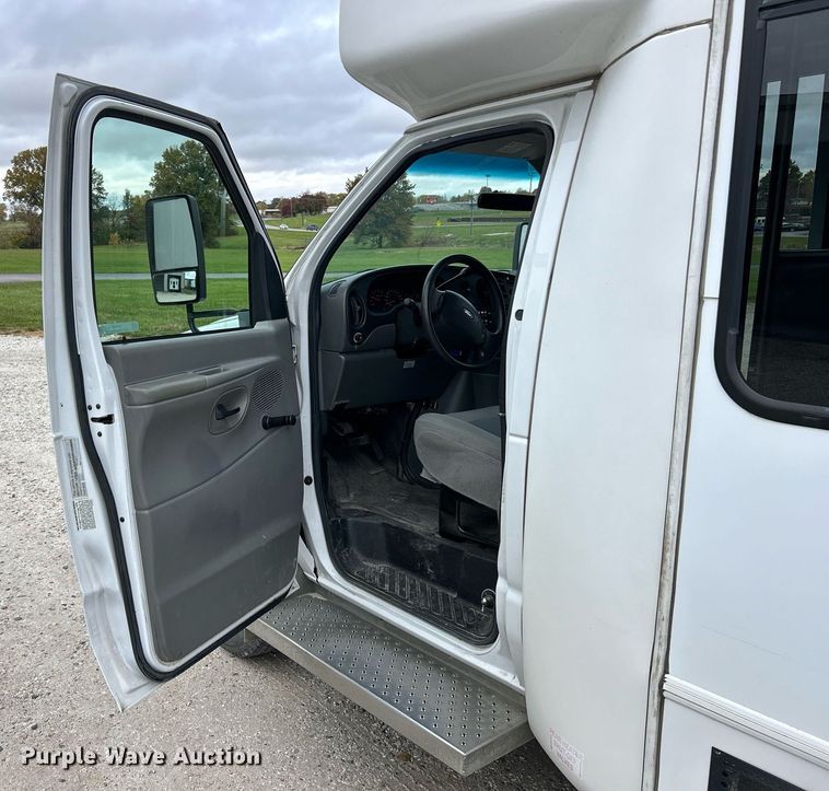 image for item EK3678 2008 Ford E350 Super Duty shuttle bus