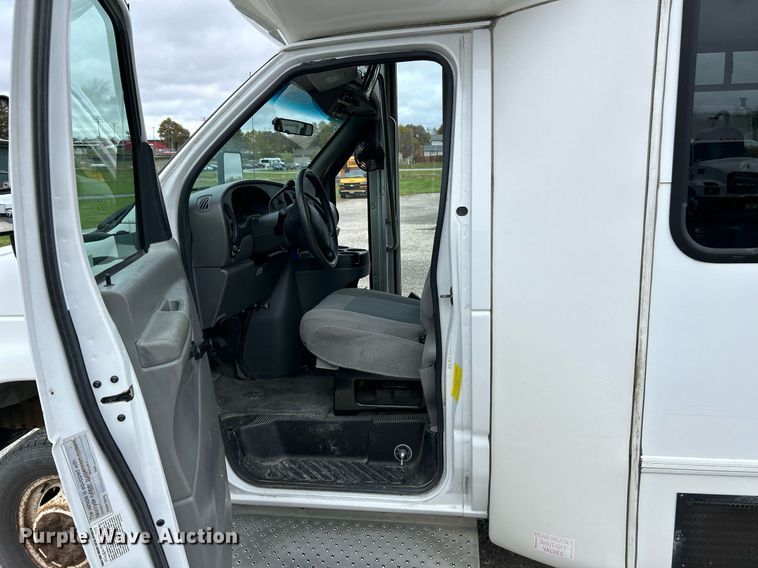 image for item EK3678 2008 Ford E350 Super Duty shuttle bus