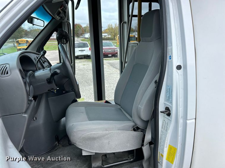 image for item EK3678 2008 Ford E350 Super Duty shuttle bus