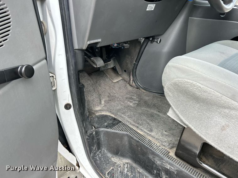 image for item EK3678 2008 Ford E350 Super Duty shuttle bus