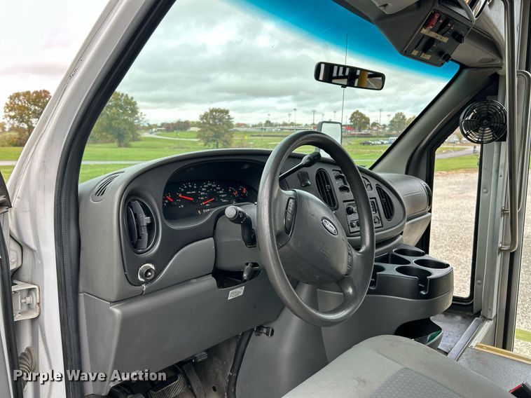 image for item EK3678 2008 Ford E350 Super Duty shuttle bus