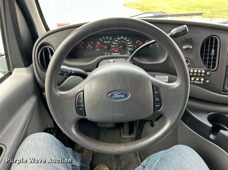 image for item EK3678 2008 Ford E350 Super Duty shuttle bus