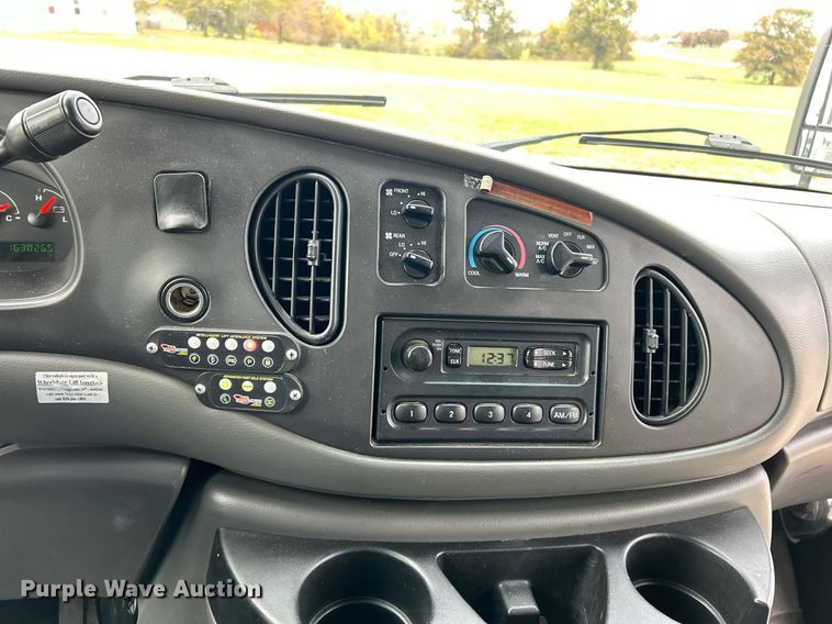 image for item EK3678 2008 Ford E350 Super Duty shuttle bus