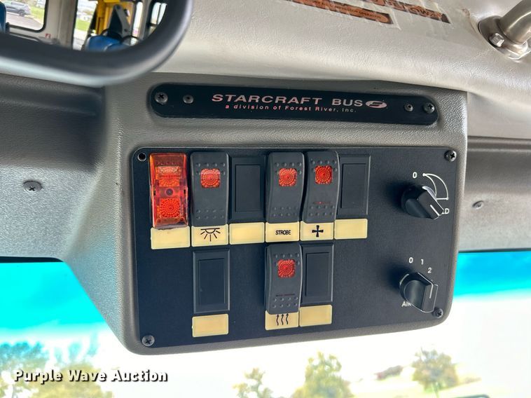 image for item EK3678 2008 Ford E350 Super Duty shuttle bus