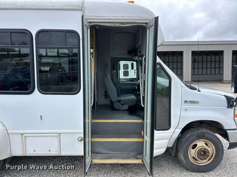 image for item EK3678 2008 Ford E350 Super Duty shuttle bus