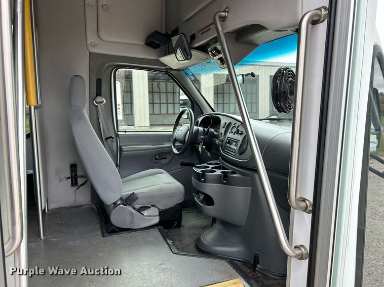 image for item EK3678 2008 Ford E350 Super Duty shuttle bus