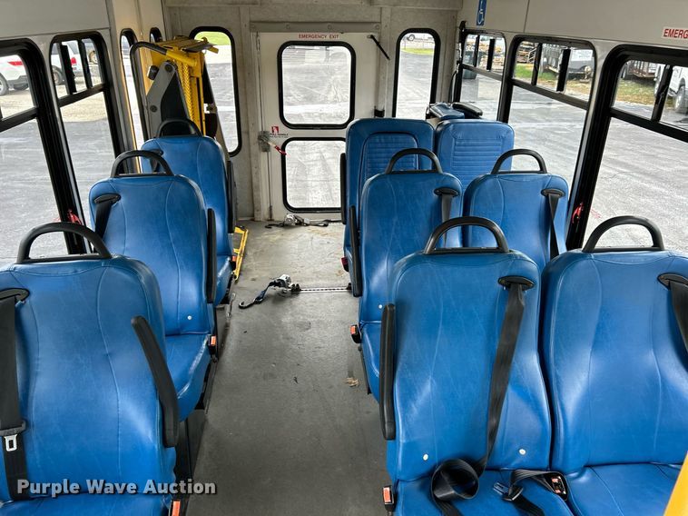 image for item EK3678 2008 Ford E350 Super Duty shuttle bus