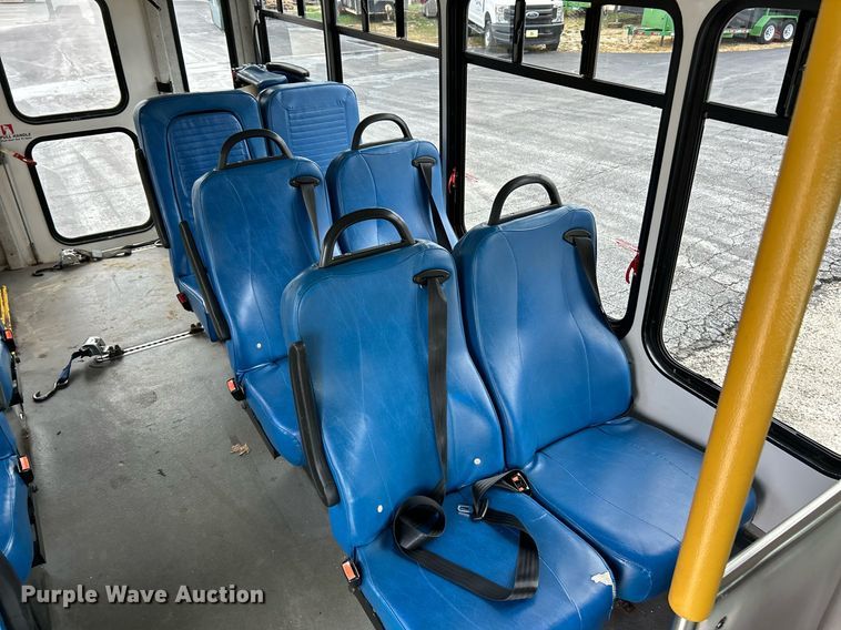 image for item EK3678 2008 Ford E350 Super Duty shuttle bus