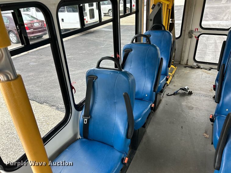 image for item EK3678 2008 Ford E350 Super Duty shuttle bus