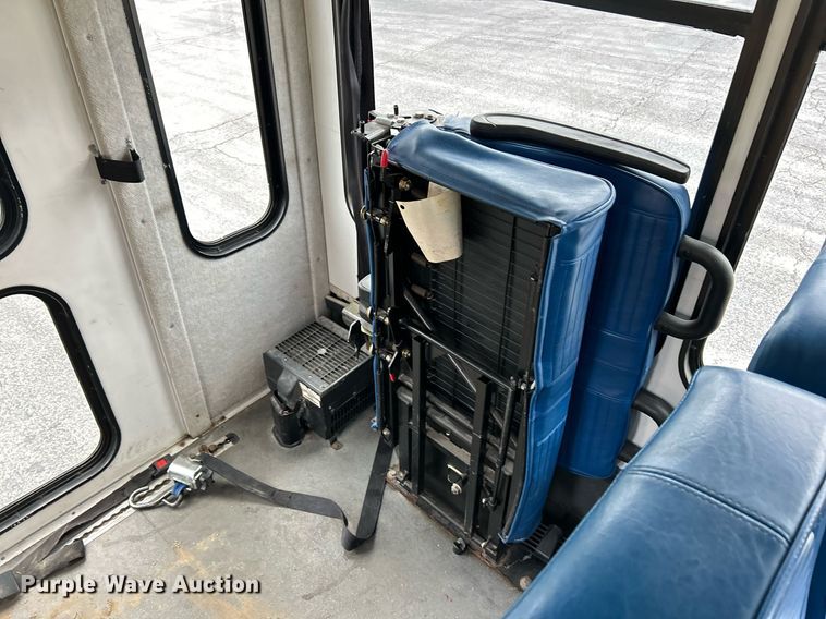 image for item EK3678 2008 Ford E350 Super Duty shuttle bus