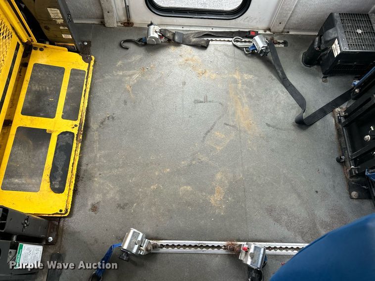 image for item EK3678 2008 Ford E350 Super Duty shuttle bus