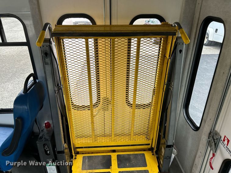 image for item EK3678 2008 Ford E350 Super Duty shuttle bus