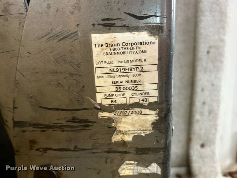 image for item EK3678 2008 Ford E350 Super Duty shuttle bus