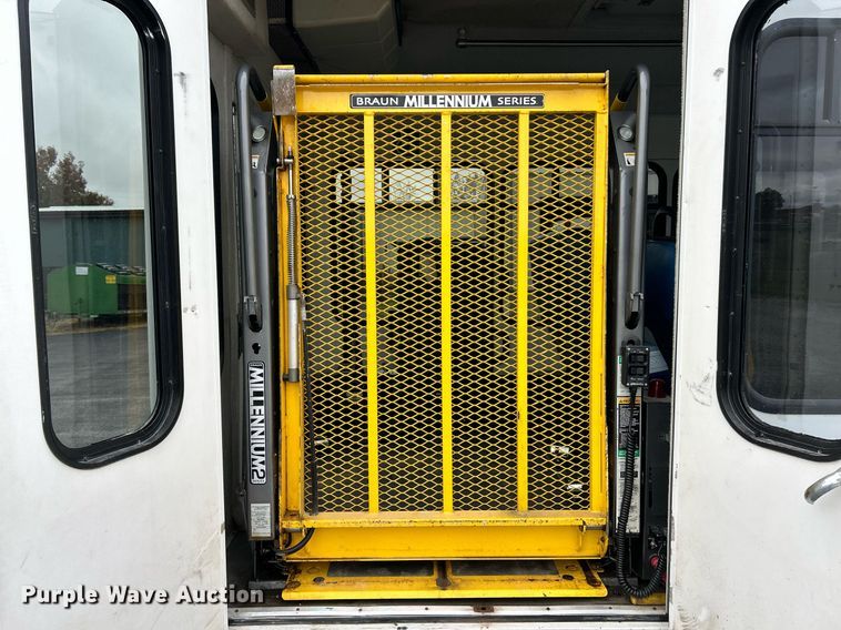 image for item EK3678 2008 Ford E350 Super Duty shuttle bus