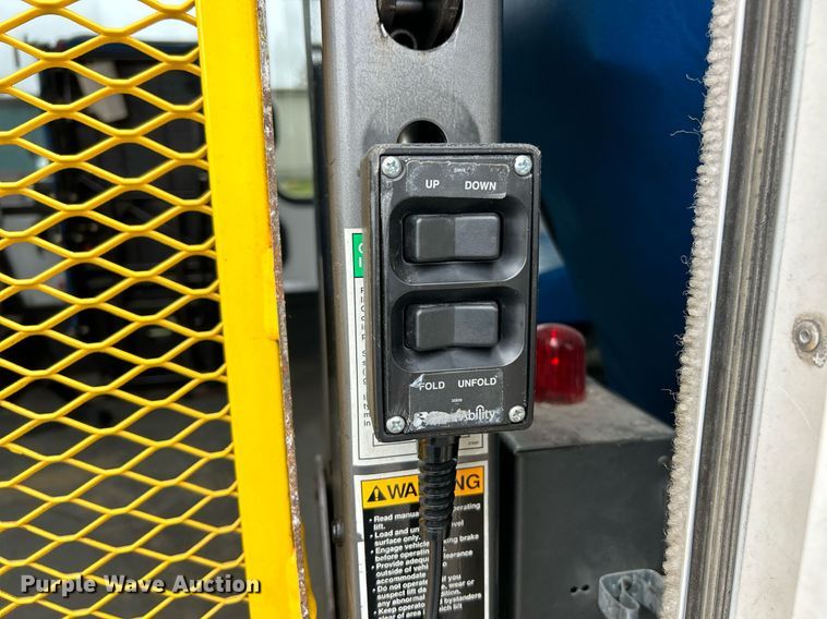 image for item EK3678 2008 Ford E350 Super Duty shuttle bus