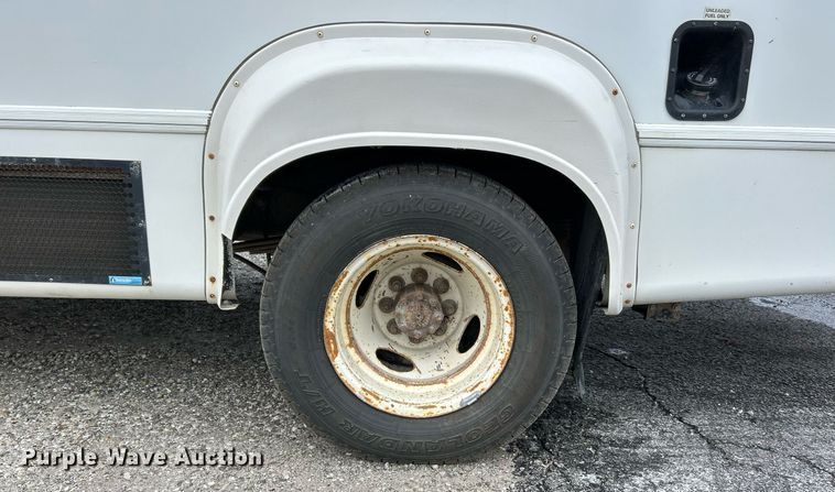 image for item EK3678 2008 Ford E350 Super Duty shuttle bus