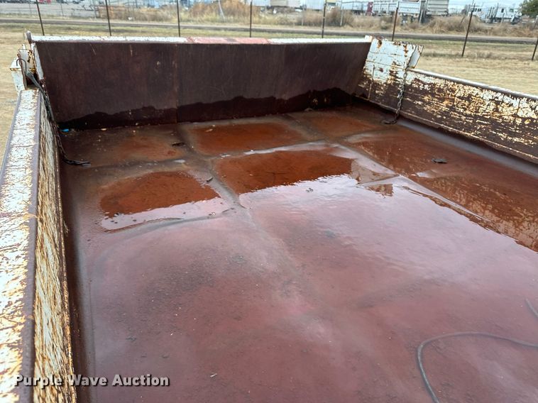 image for item ER8212 1993 Ford F-Super Duty dump truck